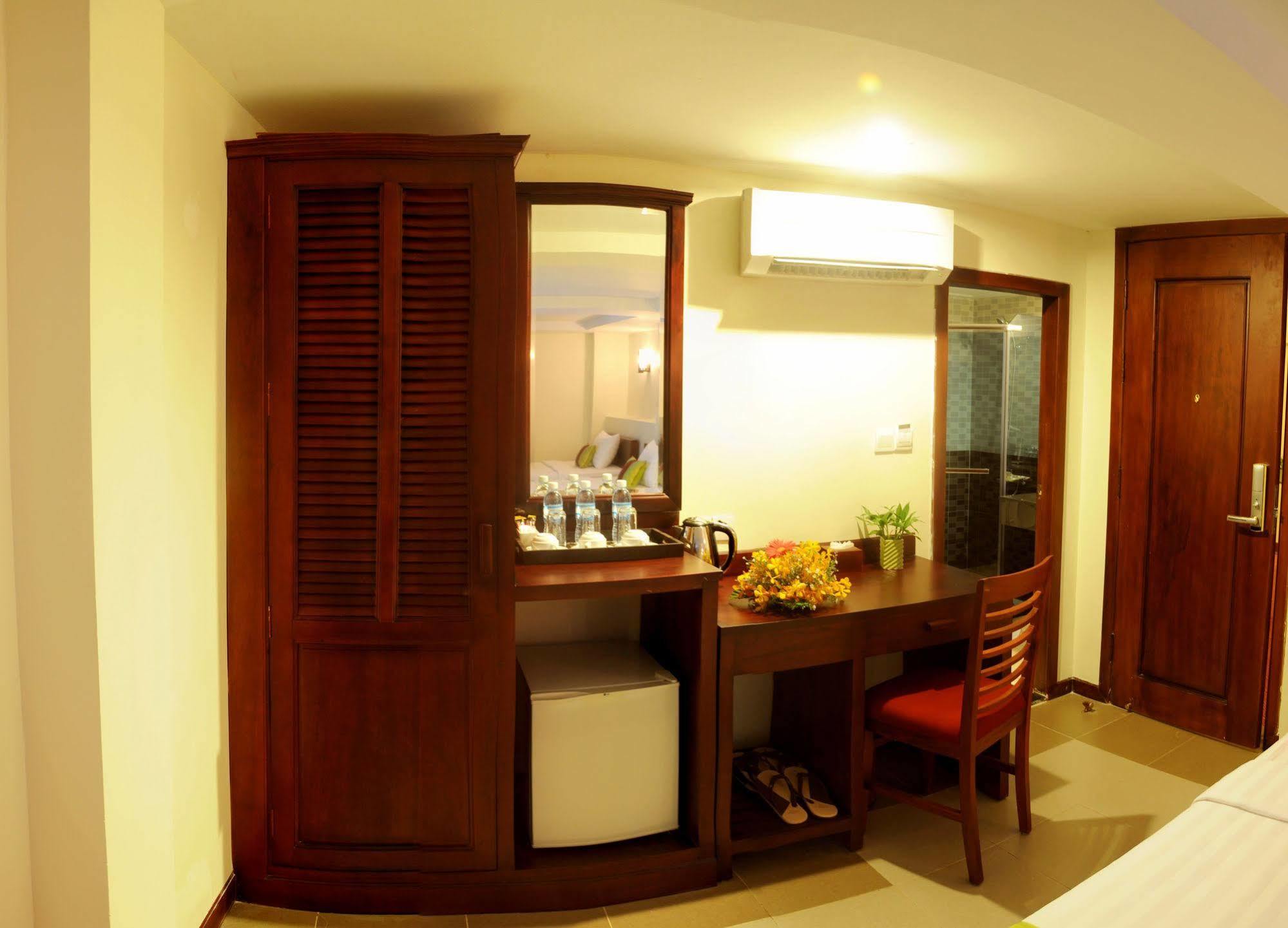 V N E Hotel Пном Пен Екстериор снимка