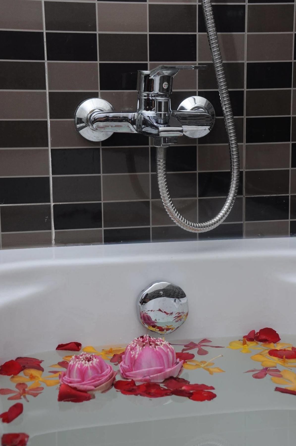V N E Hotel Пном Пен Екстериор снимка