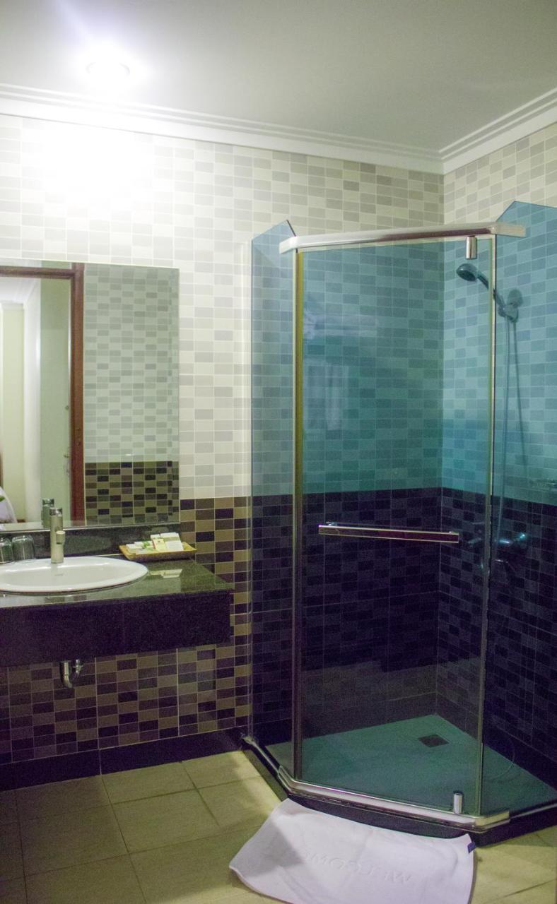V N E Hotel Пном Пен Екстериор снимка